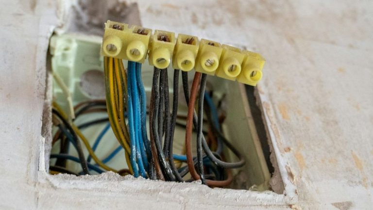 Câble électrique sans gaine dans un mur