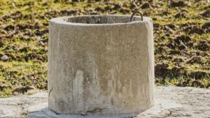 Fosse septique béton ancienne