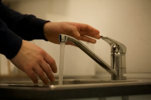 Évier qui fait glouglou avec le lave-vaisselle