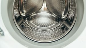 Résidus gris dans la machine à laver