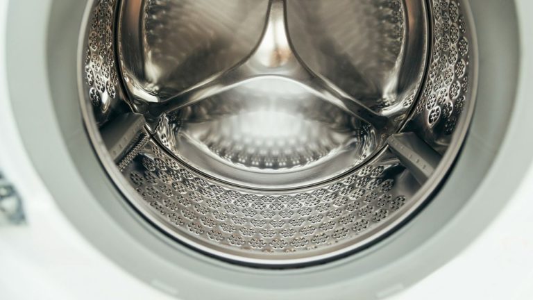 Résidus gris dans la machine à laver