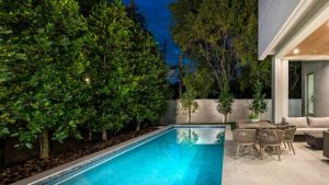 Piscine à 1 mètre de la maison