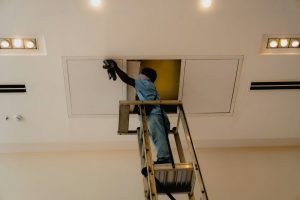 Poser une trappe de visite dans un plafond placo