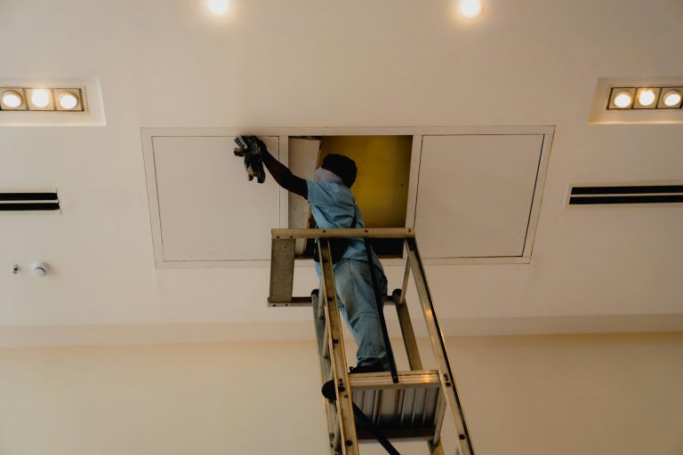 Poser une trappe de visite dans un plafond placo