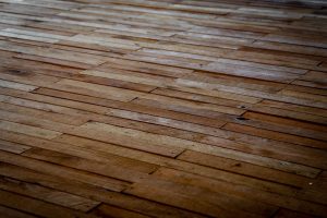 Rattraper le niveau d’un plancher en bois