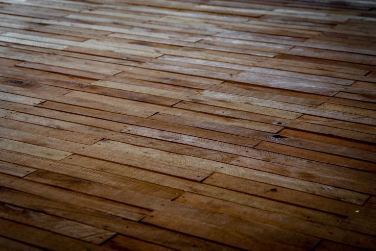 Rattraper le niveau d’un plancher en bois