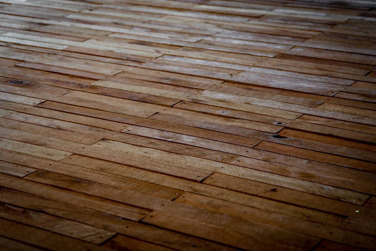 Rattraper le niveau d’un plancher en bois